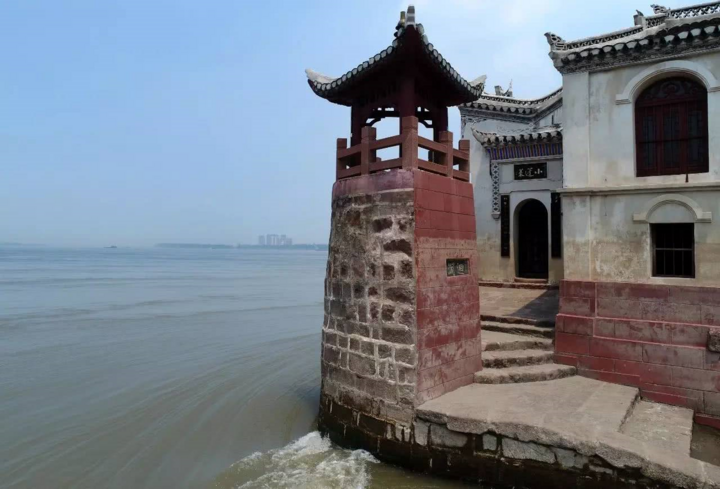 Bí ẩn ngôi chùa cổ sừng sững giữa con sông dài nhất Trung Quốc