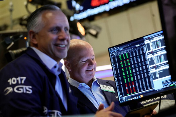 S&P 500 lập kỷ lục trước khi Fed công bố quyết định lãi suất, cổ phiếu VinFast chạm đáy
