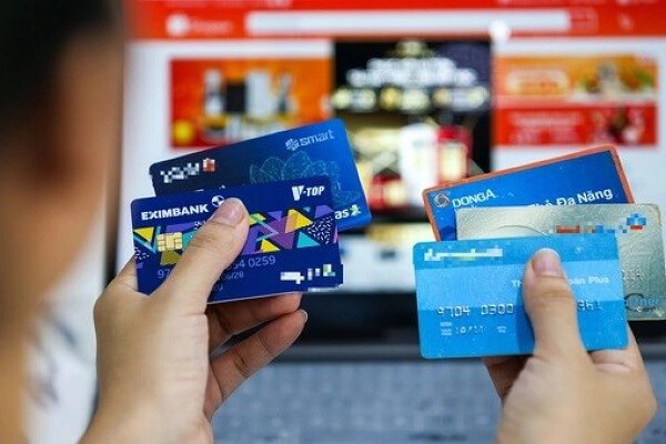 Ngân hàng phải báo người dùng nếu thẻ không giao dịch, nợ quá hạn kéo dài