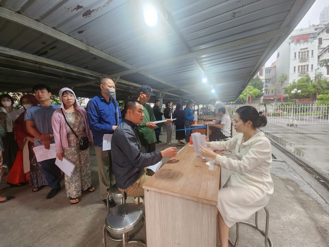 Người dân xếp hàng từ 5h sáng lấy số làm thủ tục đất đai