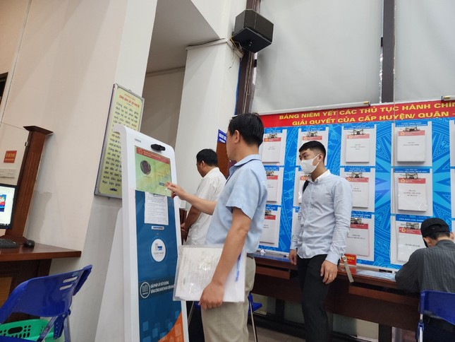 Người dân xếp hàng từ 5h sáng lấy số làm thủ tục đất đai