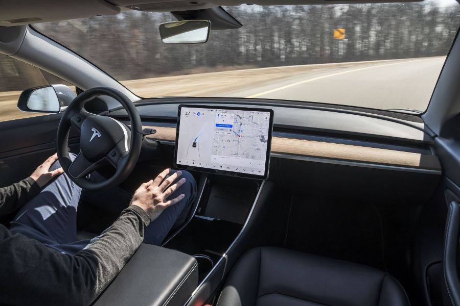 Tesla đặt cược vào taxi tự lái