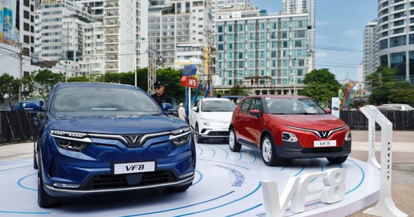 Rầm rộ tuyển đại lý ủy quyền ô tô điện, VinFast đang ấp ủ kế hoạch lớn gì?