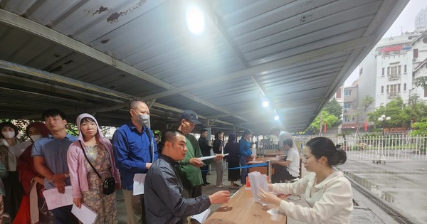 Hà Nội thông tin về việc người dân xếp hàng chờ làm thủ tục đất đai
