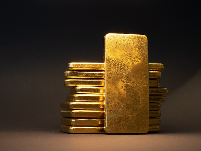 Vàng thế giới vượt 2,400 USD nhờ nhu cầu trú ẩn an toàn