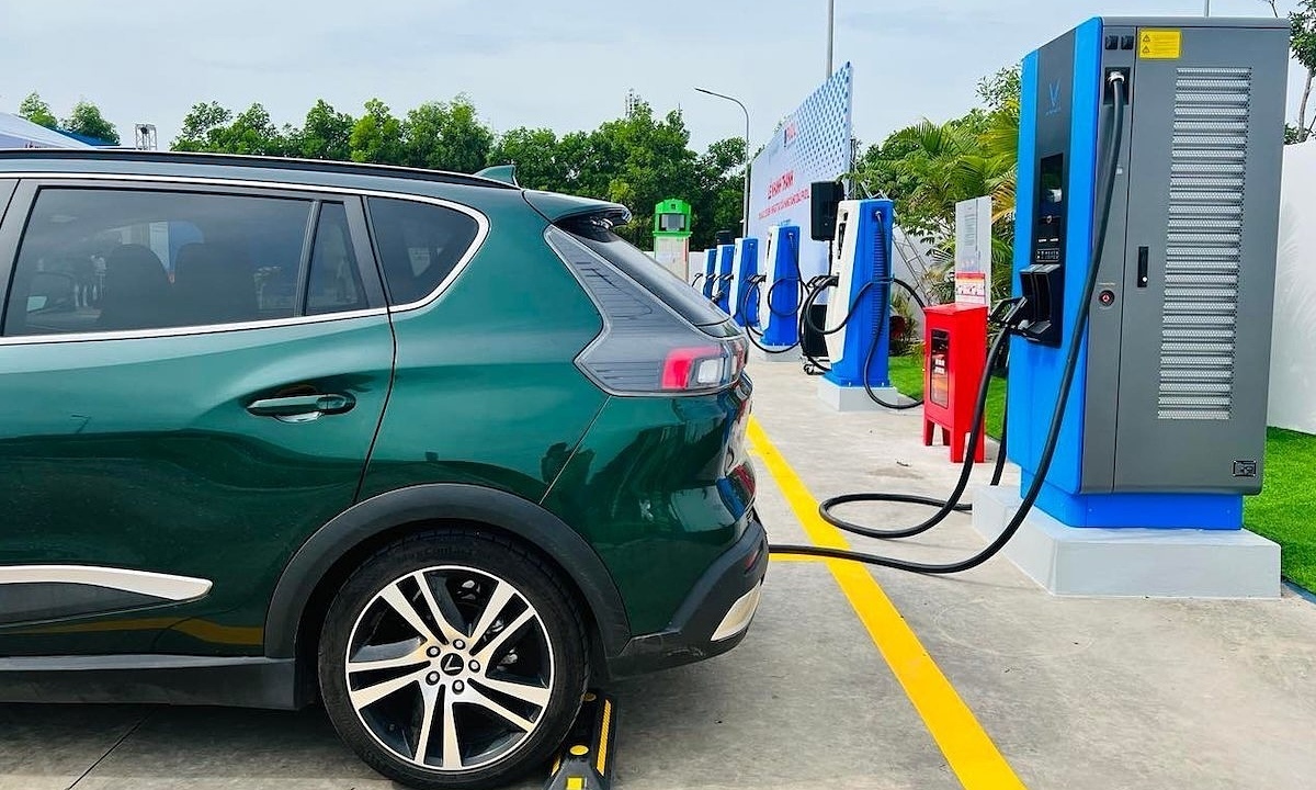 Các 'ông lớn' xăng dầu ứng phó ra sao trước làn sóng xe điện