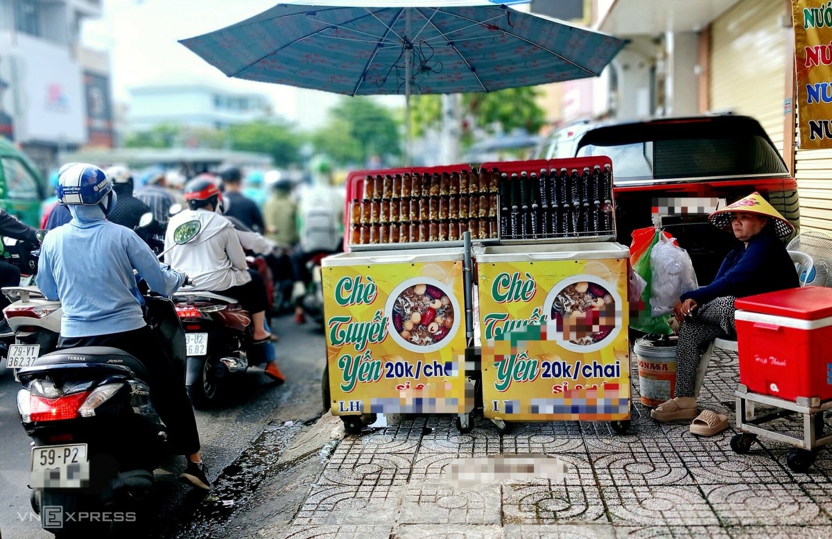 Quầy vỉa hè mỗi ngày bán hàng trăm chai nước giải nhiệt mùa nóng