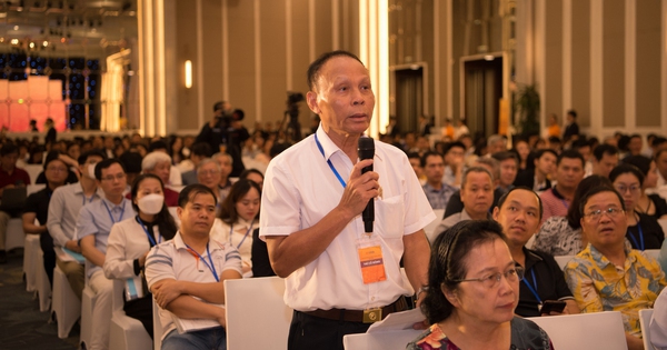 Cổ đông than giá cổ phiếu không tăng, lãnh đạo ngân hàng nói gì?