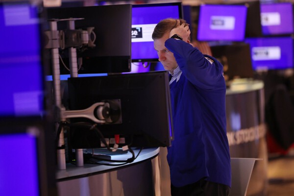 Dow Jones mất 570 điểm, ghi nhận tháng tồi tệ nhất trong gần hai năm