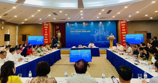 Doanh nghiệp 'nín thở' sau mỗi lần điều chỉnh giá xăng dầu