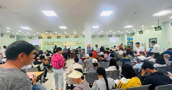 Mỗi sáng đầu tuần, văn phòng đất đai, công chứng phía Nam lại chật kín người