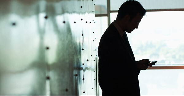 Chồng đi tù sau khi nghe lén điện thoại của vợ