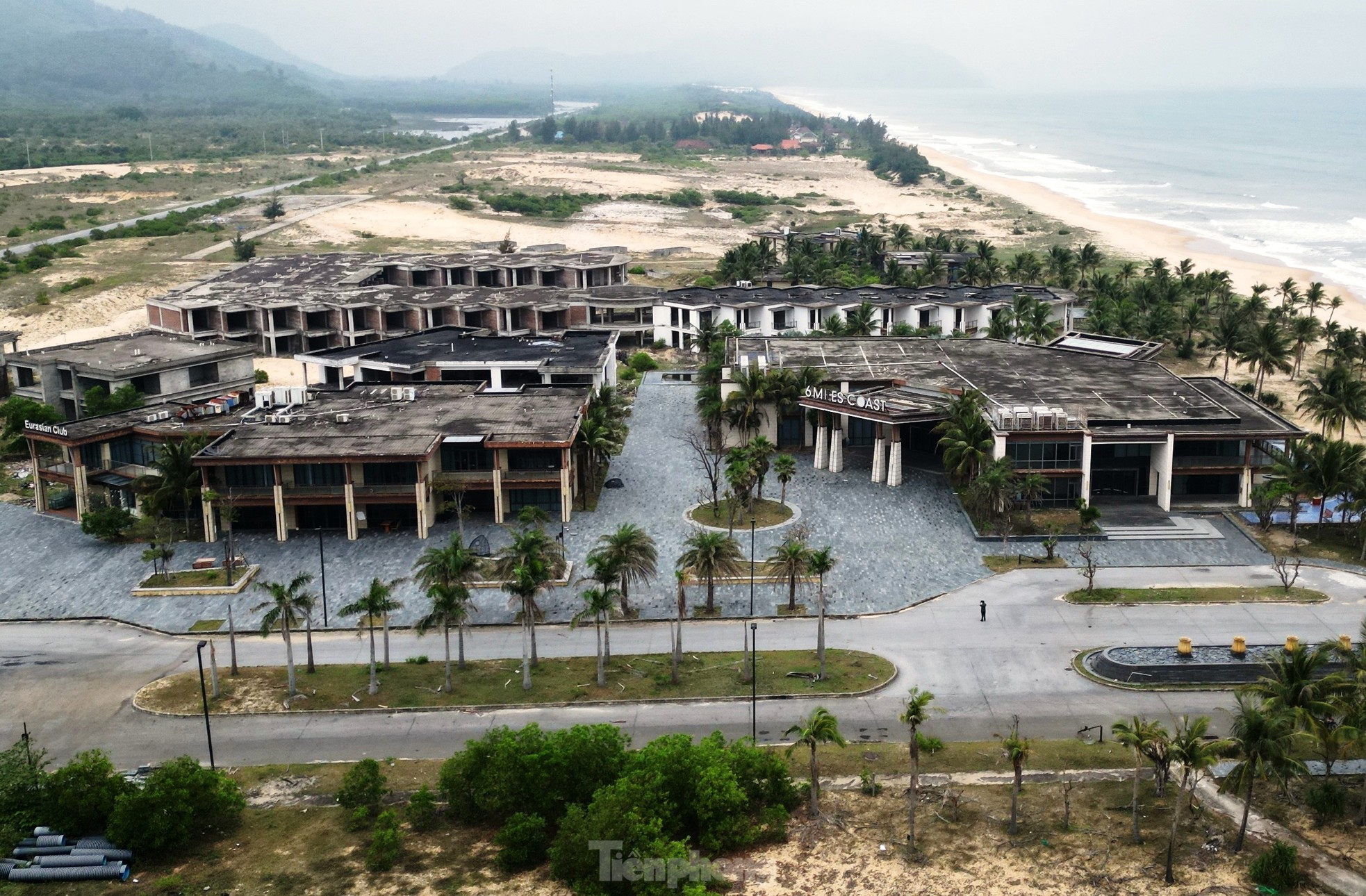 Cận cảnh những biệt thự ma bên vịnh biển đẹp nhất thế giới