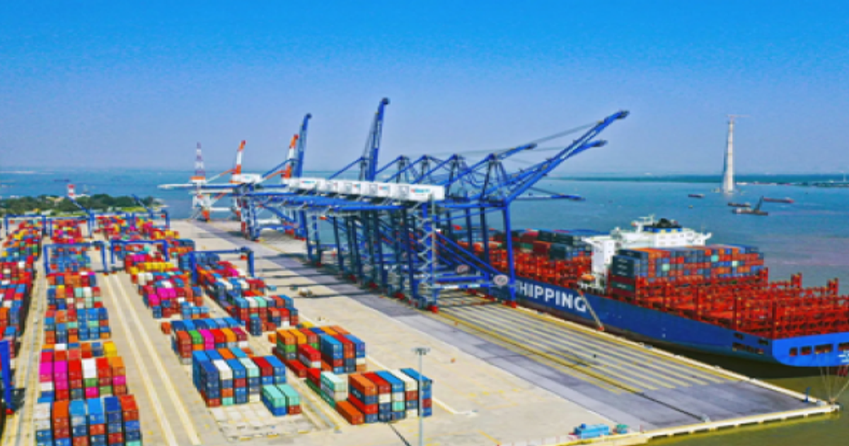 Lần đầu tiên sau 23 tháng xuất siêu liên tục, Việt Nam trở lại nhập siêu
