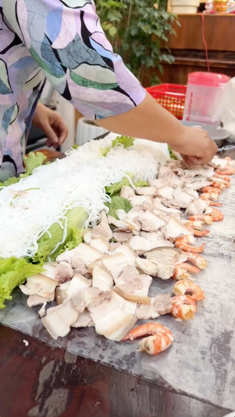 Cô gái mukbang chiếc gỏi cuốn hơn 4kg khiến dân mạng tranh cãi vì mất hết tinh tuý ẩm thực