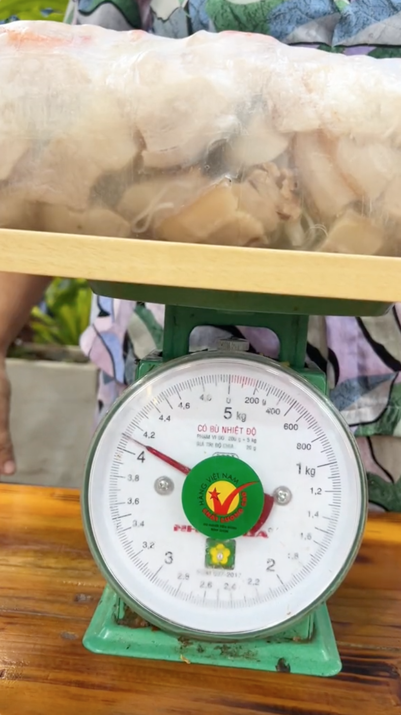 Cô gái mukbang chiếc gỏi cuốn hơn 4kg khiến dân mạng tranh cãi vì mất hết tinh tuý ẩm thực