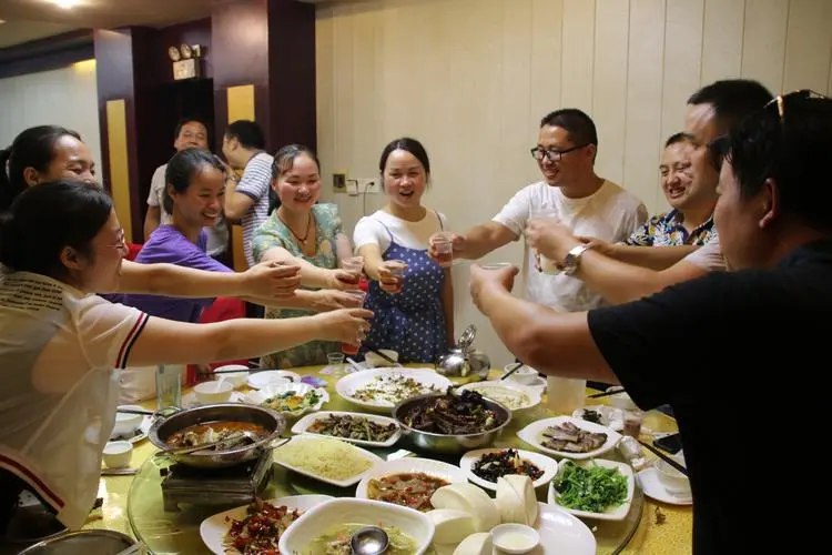 U50 đi họp lớp chi trước 20 triệu, về chia tiền có 3 người không trả, lúc đòi thì nhận tin nhắn tăng xông