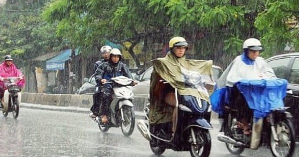 Cách bóp phanh xe máy hạn chế ngã khi trời mưa