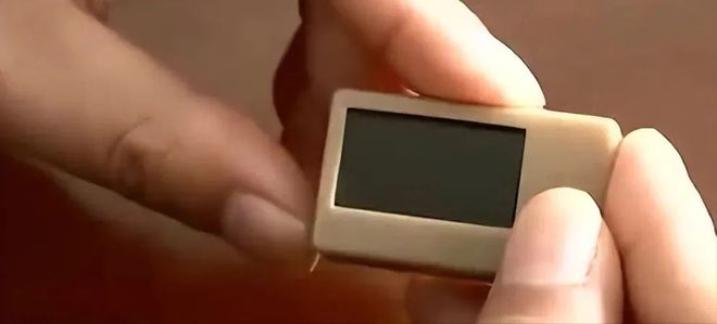 Một nam sinh trong phòng thi bất ngờ dùng tẩy xóa hết đáp án đã điền, giám thị liếc nhìn một cái lập tức báo cảnh sát