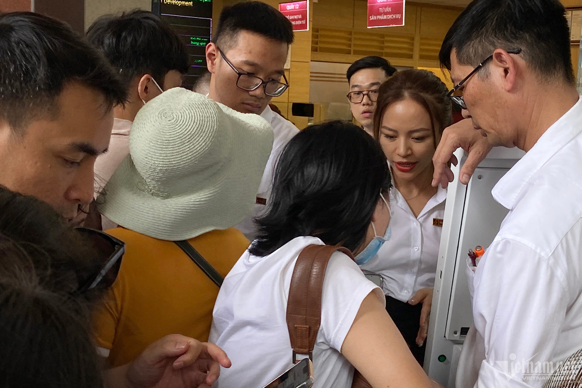 Người dân mua vàng ngân hàng trong thời tiết nóng bức, được phát nước miễn phí