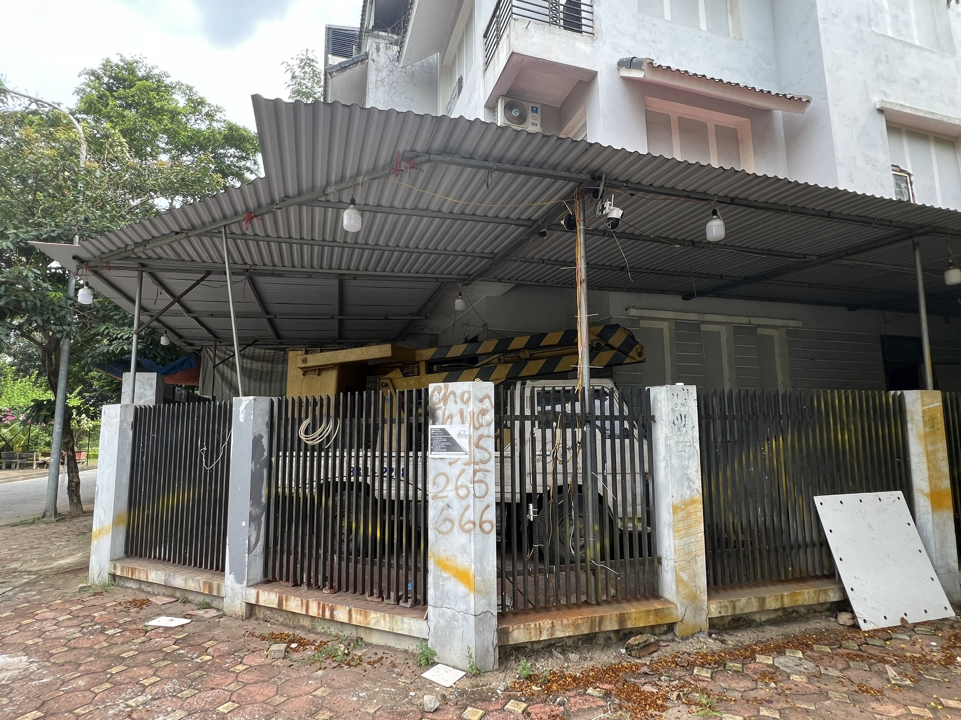 Hà Nội: Biệt thự tiền tỷ bỏ hoang biến thành nhà trọ giá rẻ