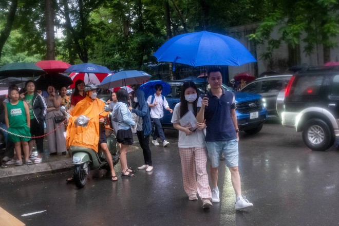 Thi vào lớp 10 Hà Nội 2024 buổi cuối cùng: Thí sinh đội mưa tới trường thi