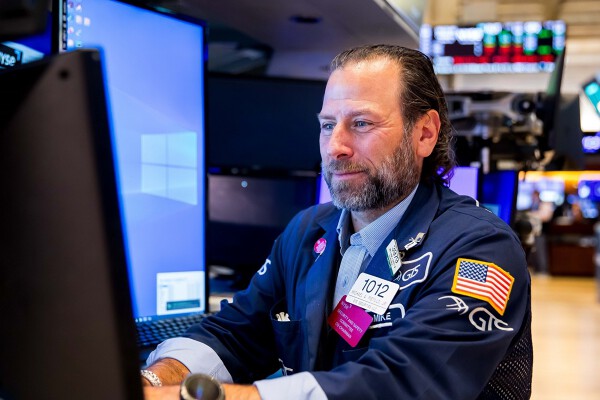 S&P 500 nhích nhẹ khi cổ phiếu công nghệ tiếp đà tăng, 5 công ty có vốn hoá trên 2.000 tỷ USD