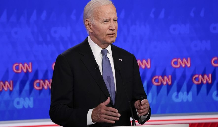 Tổng thống Biden nhiều lần hắng giọng, diễn đạt lắp bắp trong buổi tranh luận nảy lửa với ông Trump