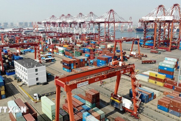 Xuất khẩu của Trung Quốc tăng vượt dự báo bất chấp căng thẳng với Mỹ và EU