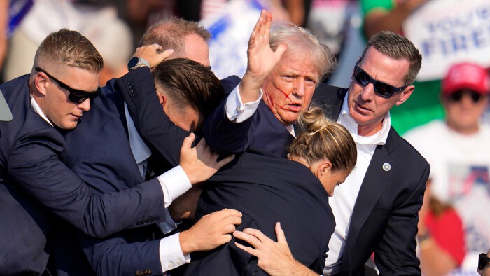Ông Trump bị bắn khi đang vận động tranh cử
