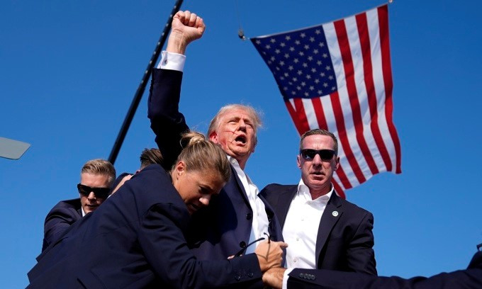 Phát súng mở cửa Nhà Trắng cho ông Trump: Cựu Tổng thống Mỹ được tung hô bất khả chiến bại sau vụ ám sát hụt