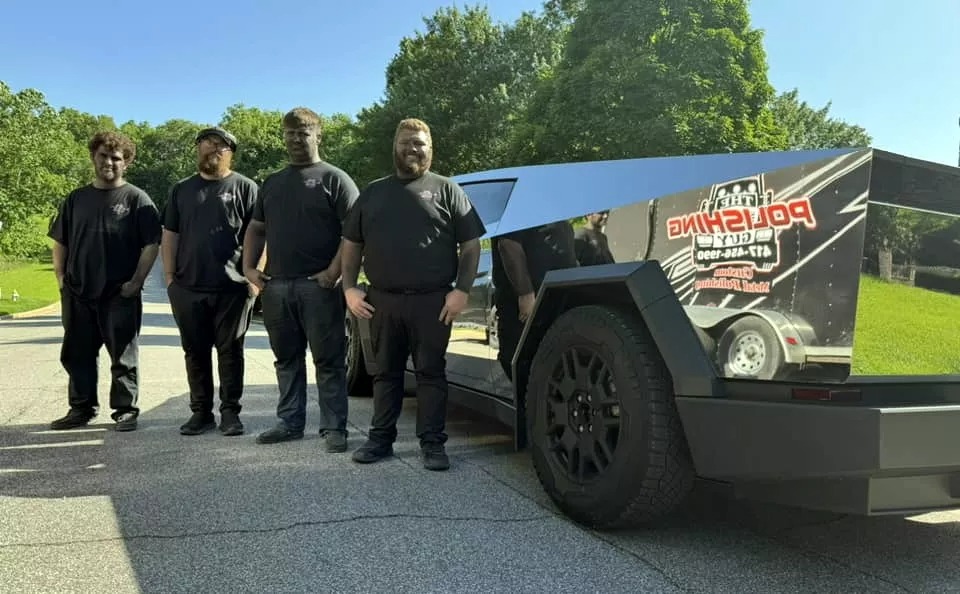 Tesla Cybertruck: Biến quái vật thép thành gương soi với công nghệ đánh bóng đỉnh cao