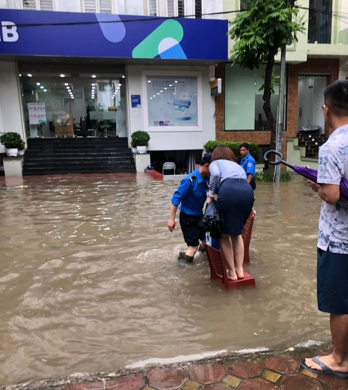 Làng biệt thự triệu đô hóa ốc đảo sau 1 ngày Hà Nội mưa ròng rã