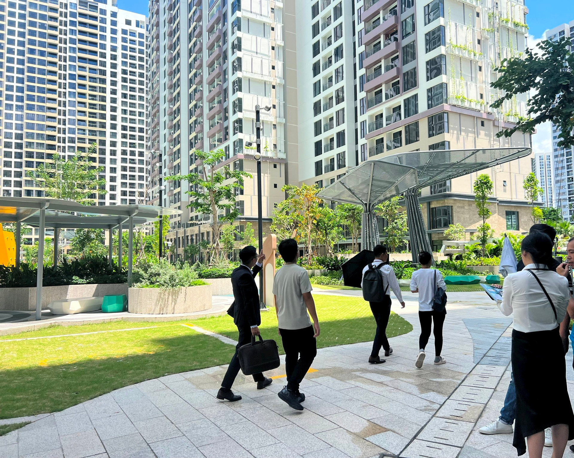 Tháng ngâu, khách hàng vẫn đều đặn đi xem nhà