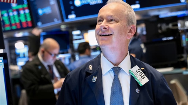 Hứng khởi vì lời nói của Chủ tịch Fed, Dow Jones tăng gần 400 điểm