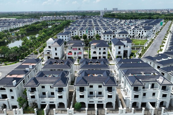Hàng nghìn biệt thự bỏ hoang nơi đất đấu giá 130 triệu một m2