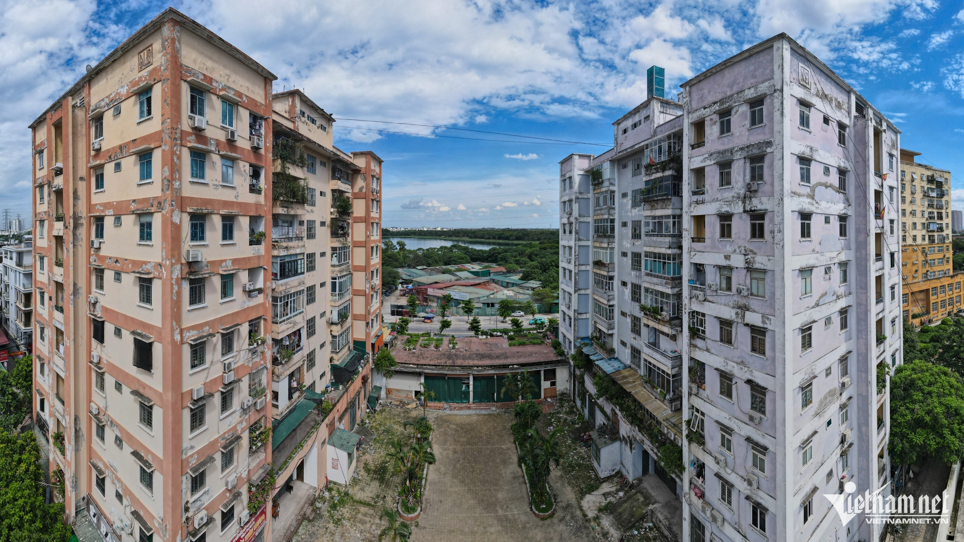 Sống tạm trong các tòa nhà tróc lở, rác bủa vây giữa đất vàng Thủ đô