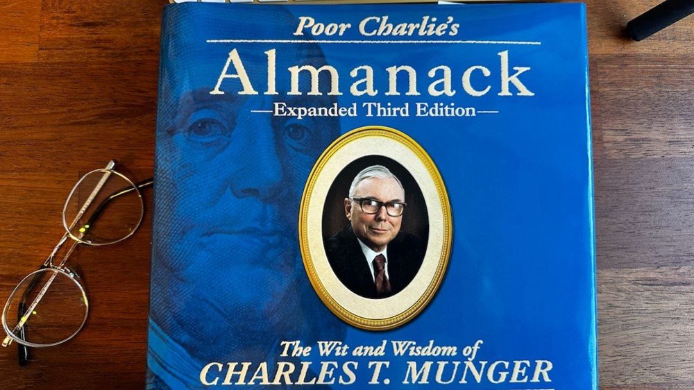 Warren Buffett gợi ý 5 cuốn sách giúp đầu tư thành công hơn