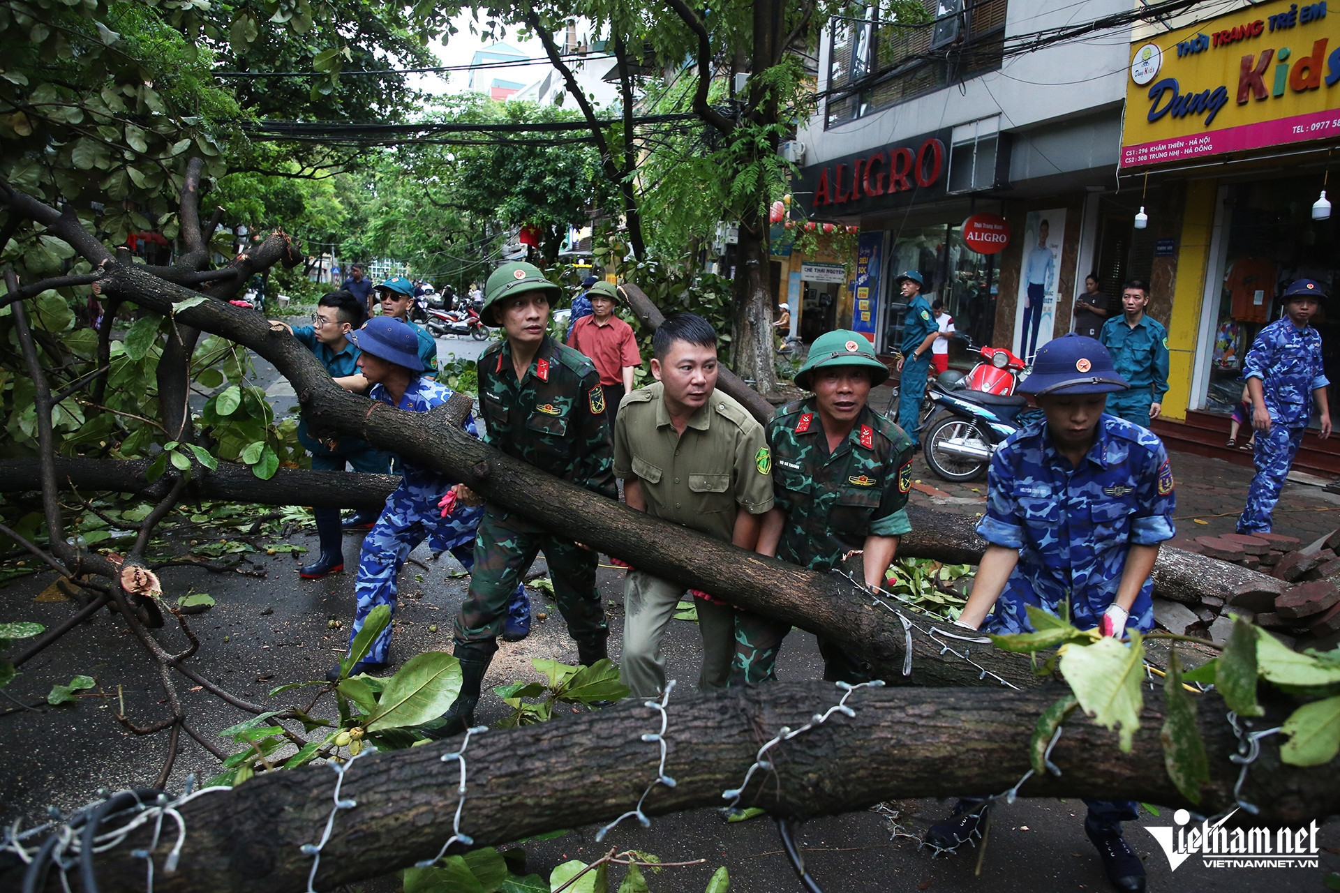 Hình ảnh nhói lòng trong siêu bão Yagi
