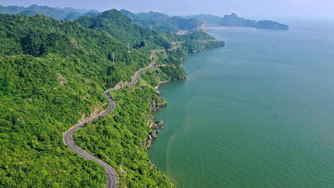 Điều ít biết về cung đường ven biển xuyên đảo đẹp nhất Việt Nam: Tựa núi, ôm biển và dẫn thẳng đến đảo ngọc Cát Bà