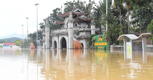 “Miền Bắc cố lên!” - Hành trình mang nước tinh khiết đến bà con vùng lũ