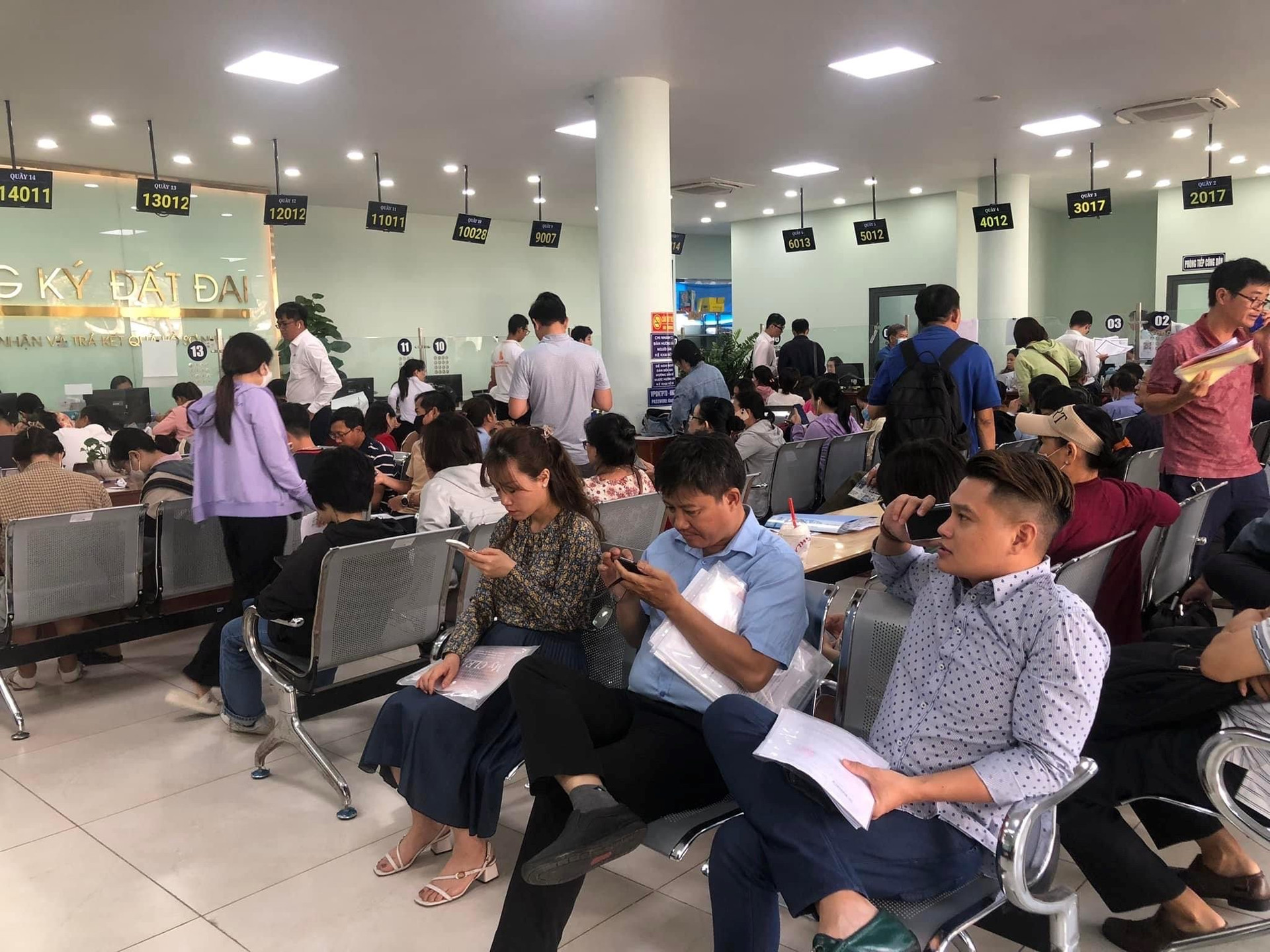 Đất nền phía Nam mang nỗi buồn cuối năm: Trời mưa kéo dài, hồ sơ đất đai nín thở chờ đóng thuế