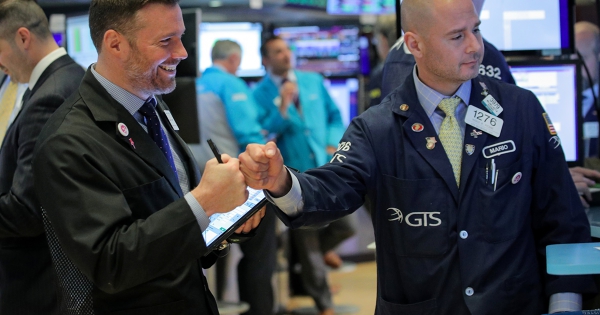 Một ngày sau khi Fed hạ lãi suất: Dow Jones tăng hơn 500 điểm, S&P 500 vượt mốc 5.700 điểm