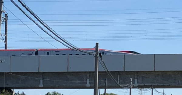Tàu Shinkansen bất ngờ bị tách rời toa, phải dừng khẩn cấp