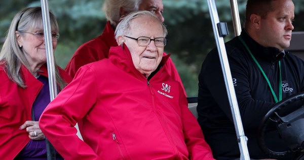 Warren Buffett có thể mua bất kỳ công ty nào trong gần 400 cái tên thuộc S&P 500 nhưng cuối cùng chỉ chọn cổ phiếu này