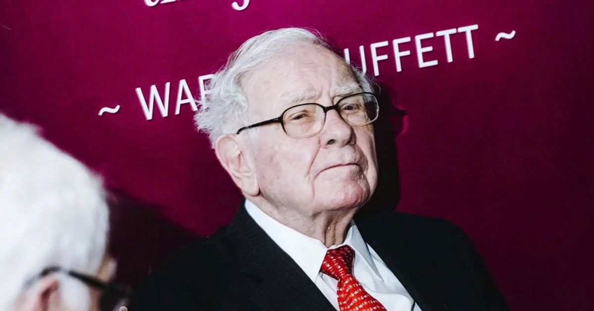Warren Buffett tiếp tục điều chỉnh danh mục đầu tư, bán 863 triệu USD cổ phiếu ngân hàng lớn thứ hai nước Mỹ