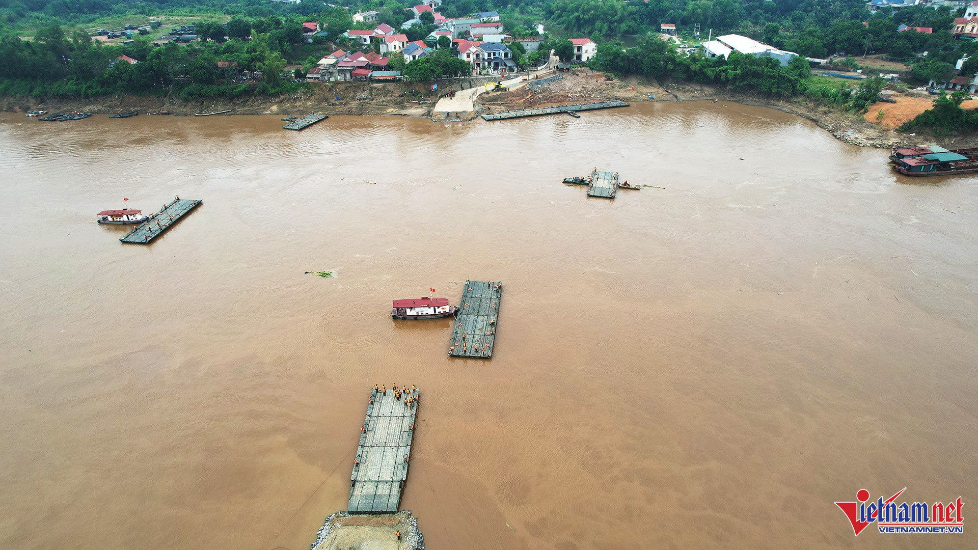 Hình hài cầu phao Phong Châu sau 90 phút lắp đặt