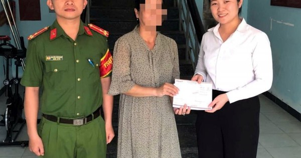 Chuyển khoản nhầm 300 triệu đồng, người phụ nữ tại Khánh Hoà vượt 600km đến tận địa phương người nhận tiền để nhờ công an hỗ trợ