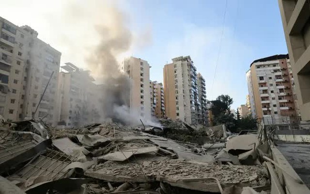 Bụi và khói bốc lên từ hiện trường vụ không kích của Israel ở vùng ngoại ô phía Nam Shayyah của Beirut, ngày 1/10 (Ảnh: AFP) 