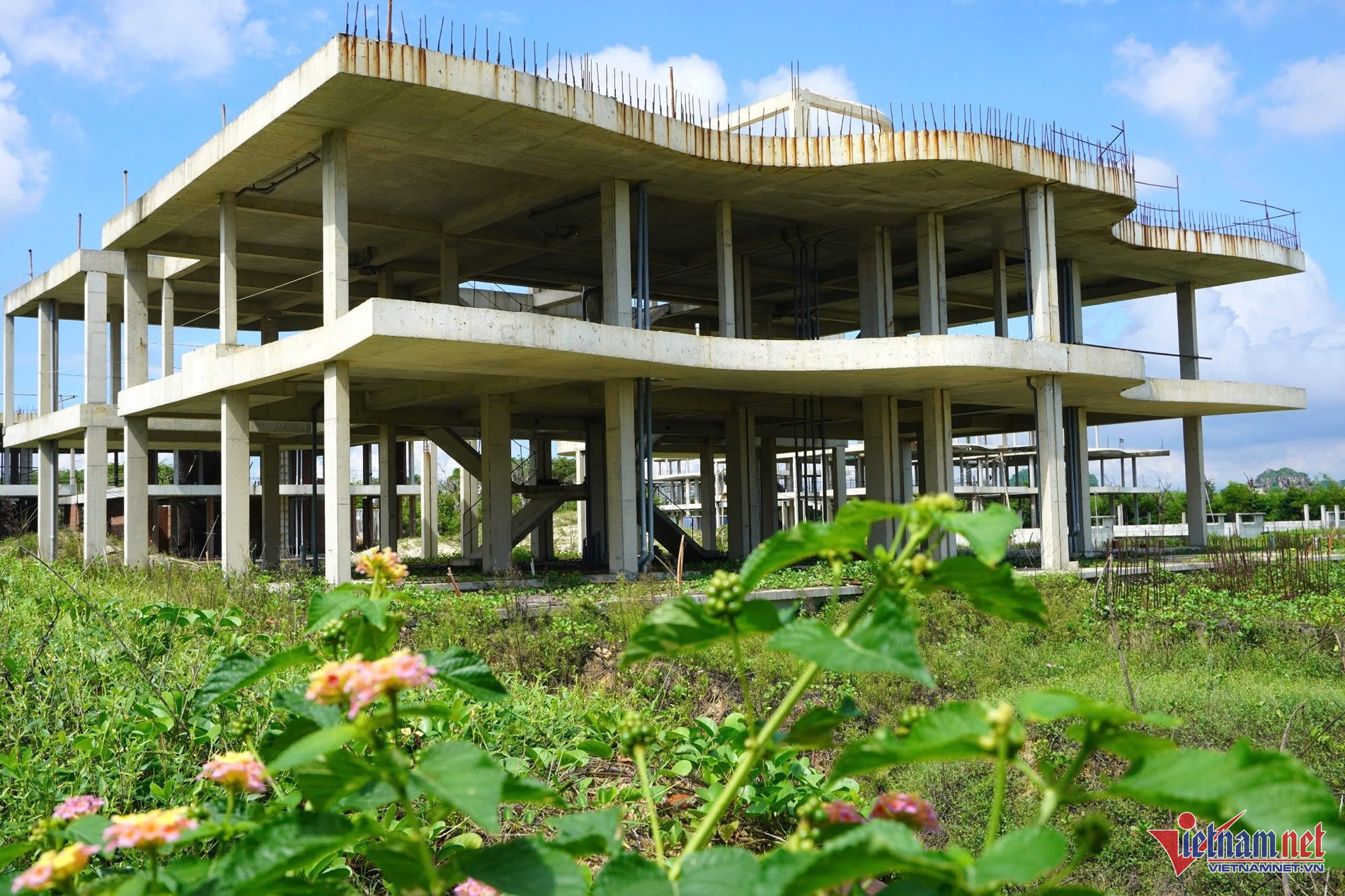 Khu du lịch 750 tỷ xây dang dở, hoang lạnh bên cung đường biển đẹp nhất Đà Nẵng